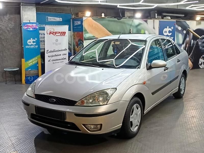 Usado Ford Focus Ambiente 100 CV (73 kW) 2005 Gris / plata Berlina