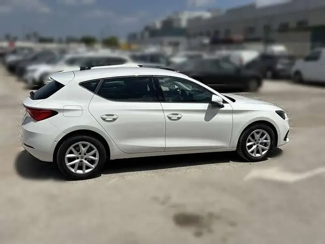 Usado Seat Leon Style 116 CV (85 kW) 2022 Blanco Utilitario