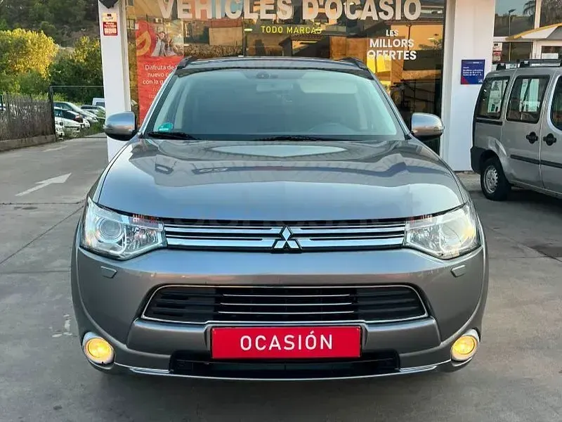 Usado Mitsubishi Outlander P-HEV Motion 203 CV (149 kW) 2014 Gris / plata SUV