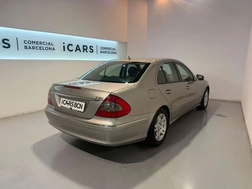 Usado Mercedes E280 Elegance 190 CV (139 kW) 2007 Beige Berlina