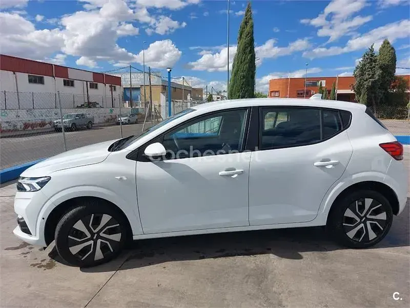Usado Dacia Sandero Expression 101 CV (74 kW) 2024 Blanco Berlina