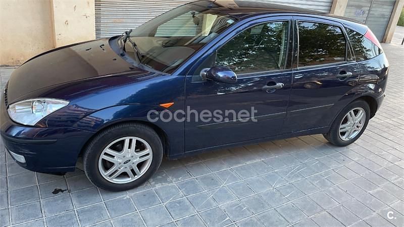 Usado Ford Focus Ambiente 100 CV (73 kW) 2001 Azul Berlina