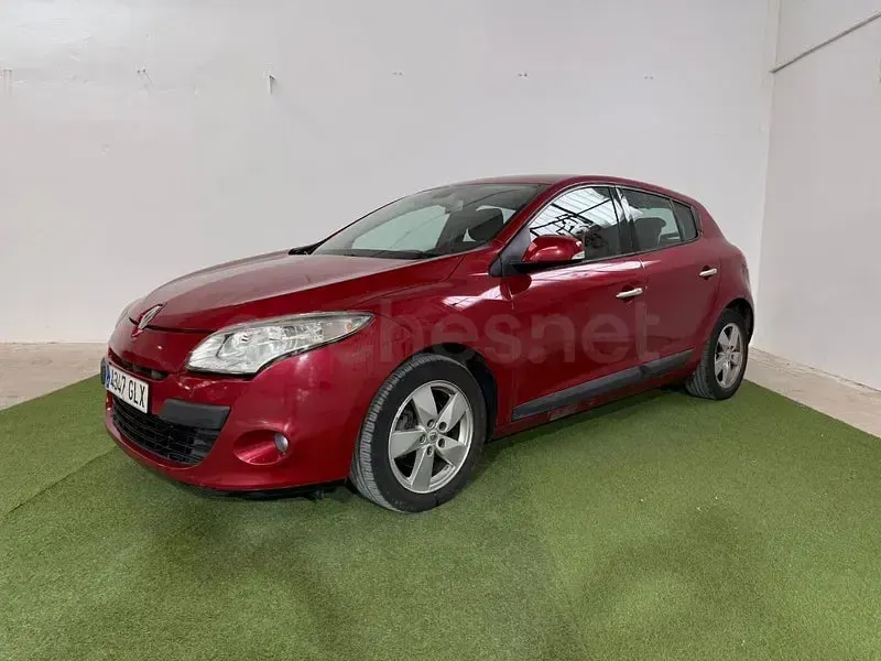 Usado Renault Mégane Expression 105 CV (77 kW) 2009 Granate Berlina