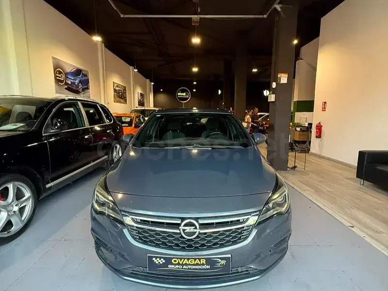 Usado Opel Astra Selective 125 CV (91 kW) 2016 Gris / plata Berlina