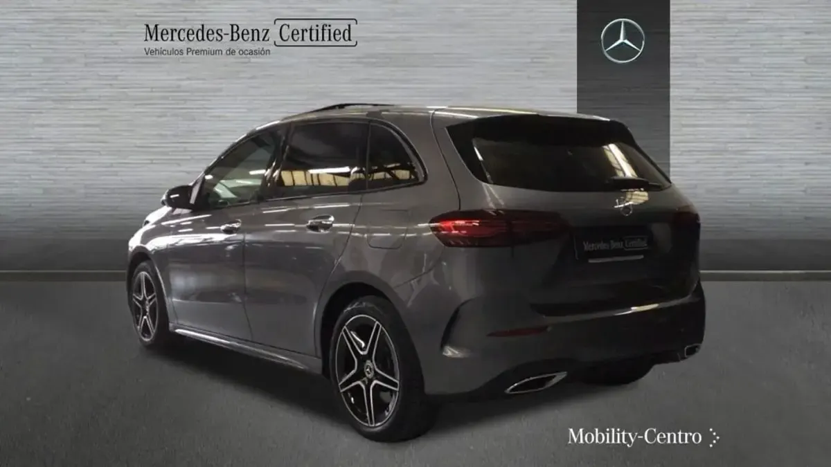 Usado Mercedes E250 AMG line 163 CV (119 kW) 2023 Mountaingrau  met.