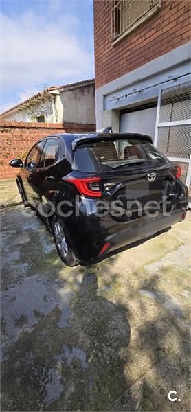 Usado Toyota Yaris 125 CV (91 kW) 2023 Negro Utilitario