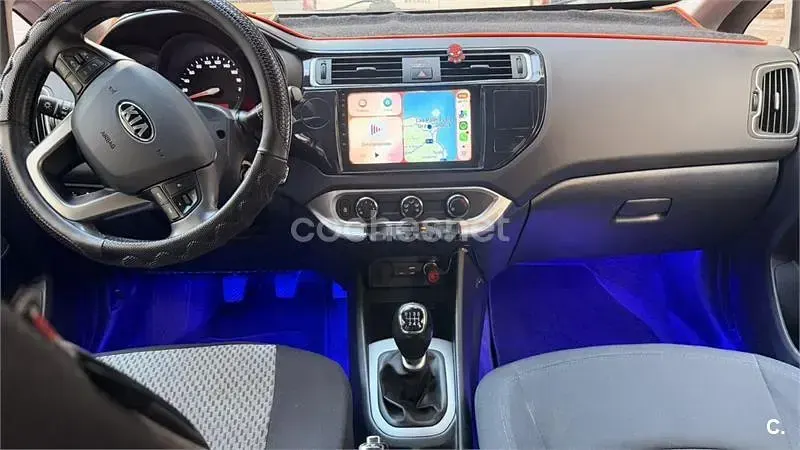 Usado Kia Rio 109 CV (80 kW) 2016 Rojo Utilitario