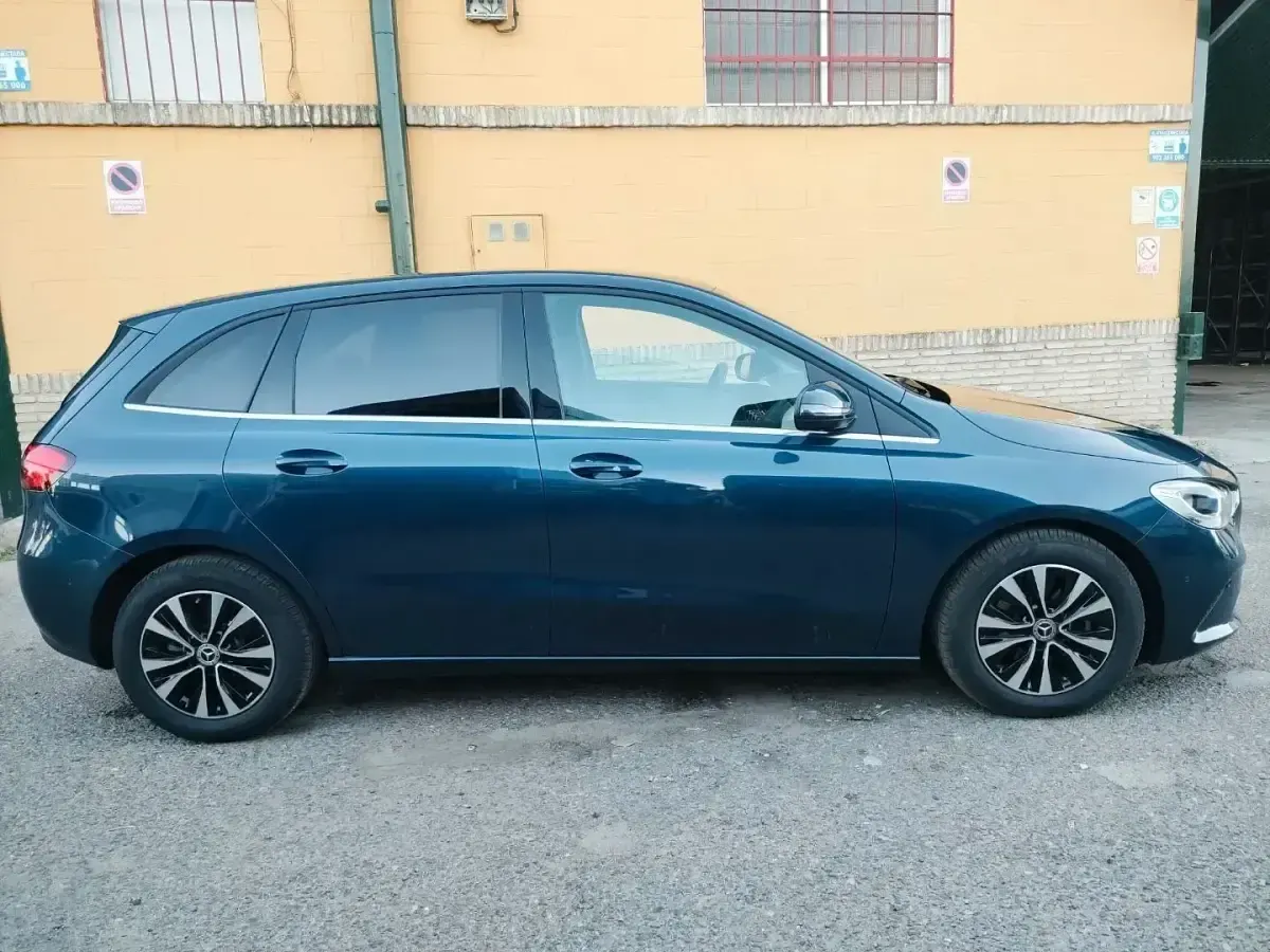 Usado Mercedes B180 136 CV (100 kW) 2022 Azul Utilitario