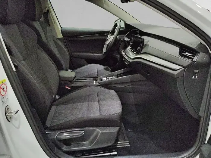 Usado Skoda Octavia Ambition 110 CV (80 kW) 2021 Blanco Familiar