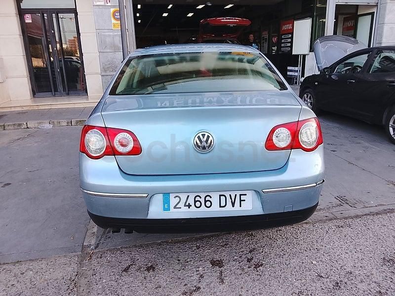 Usado VW Passat Edition 100 CV (73 kW) 2005 Azul Berlina