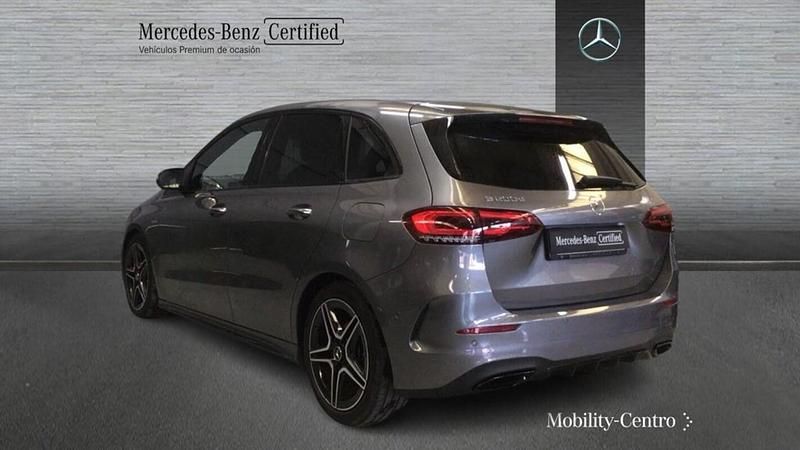 Usado Mercedes B200 AMG line 150 CV (110 kW) 2021 Mountaingrau  met. Monovolumen