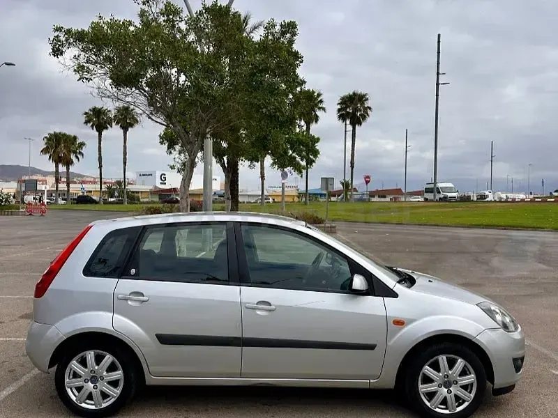 Usado Ford Fiesta Ghia 90 CV (66 kW) 2008 Gris / plata Utilitario
