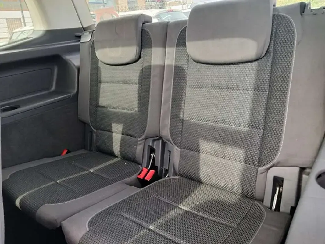 Usado VW Touran Advance 105 CV (77 kW) 2011 Gris Monovolumen