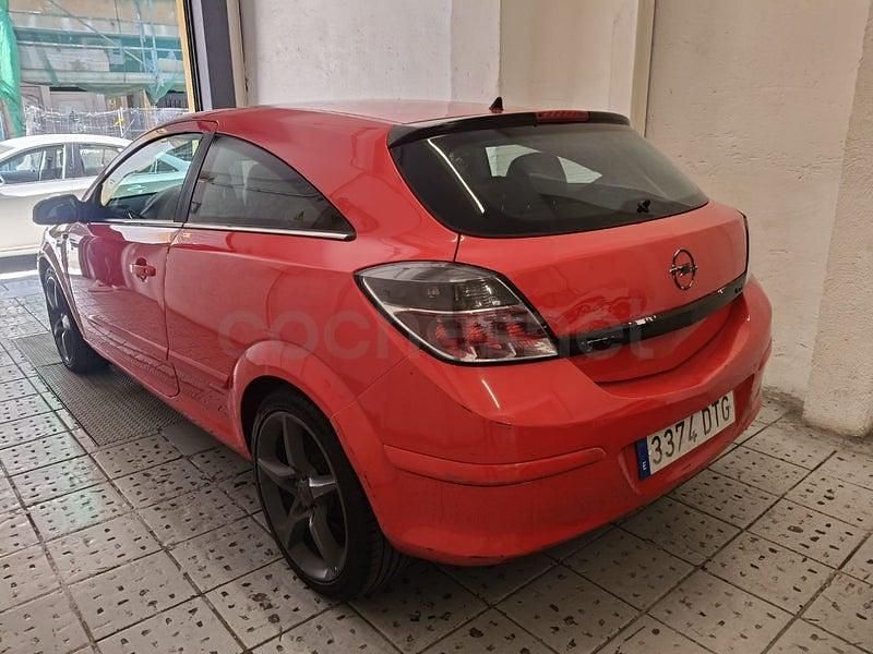 Usado Opel Astra GTC Sport 120 CV (88 kW) 2005 Rojo Berlina