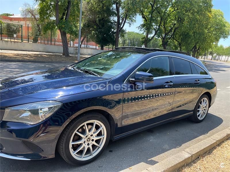 Usado Mercedes CLA220 Shooting Brake 177 CV (130 kW) 2018 Azul Familiar