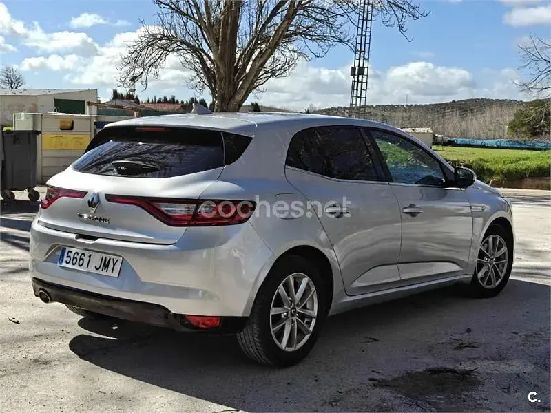 Usado Renault Mégane Zen 110 CV (80 kW) 2016 Gris / plata Berlina