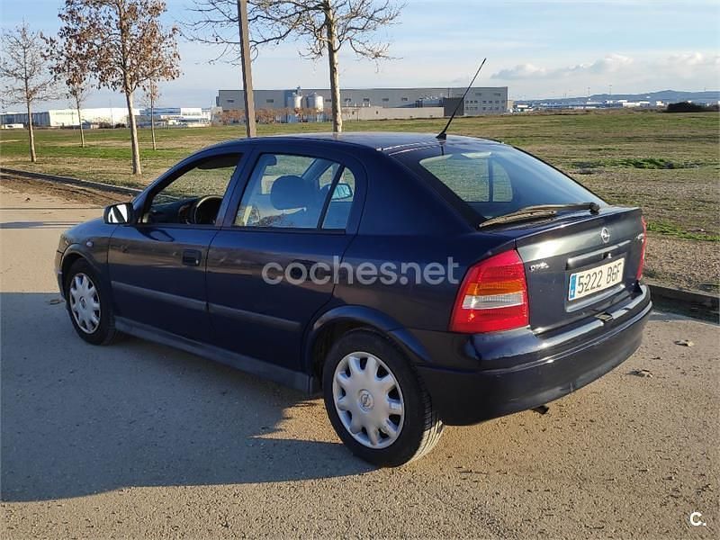 Usado Opel Astra Club 75 CV (55 kW) 2001 Azul Berlina