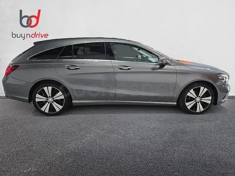 Usado Mercedes CLA200 Shooting Brake 156 CV (114 kW) 2016 Gris / plata Familiar