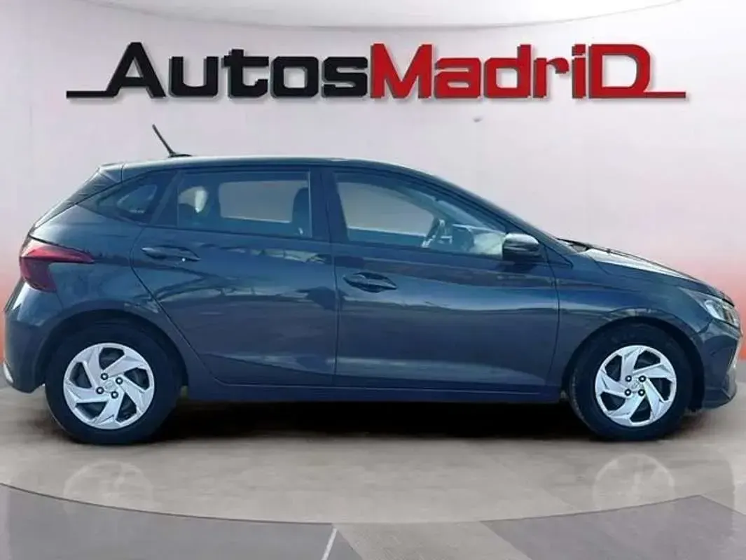 Usado Hyundai i20 101 CV (74 kW) 2022 Gris Berlina