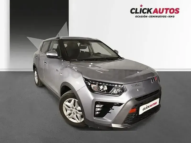 Usado SsangYong Tivoli 135 CV (99 kW) 2024 Gris / plata SUV