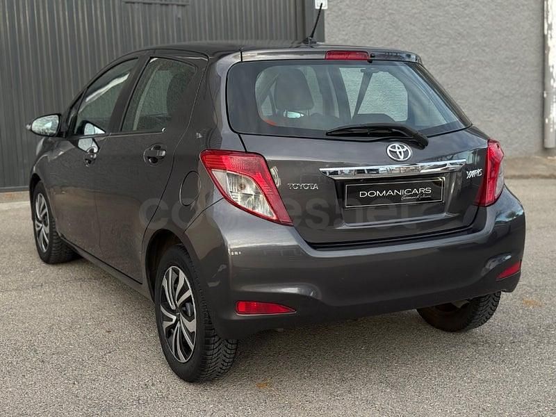 Usado Toyota Yaris Live 90 CV (66 kW) 2012 Gris / plata Berlina