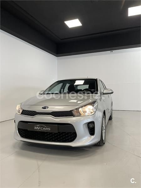 Käytetty Kia Rio 84 HP (61 kW) 2018 Harmaa Sedan