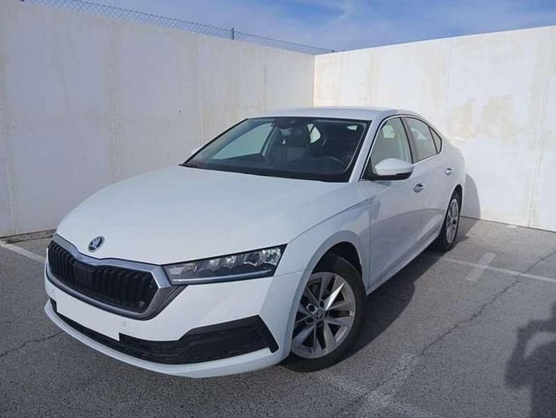 Usado Skoda Octavia Ambition 116 CV (85 kW) 2022 Blanco Familiar