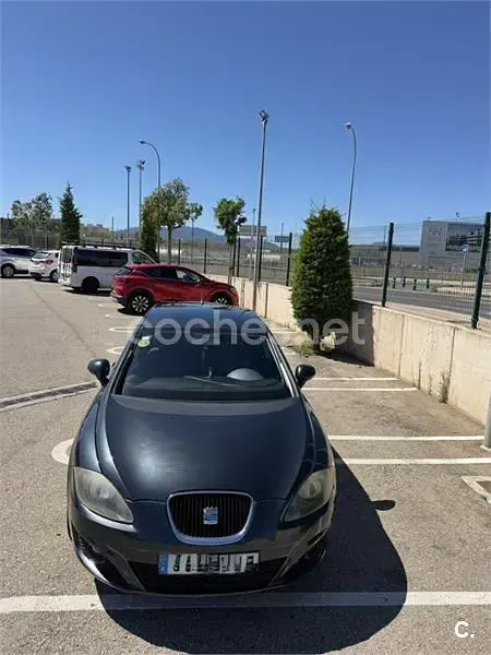 Usado Seat Leon Style 105 CV (77 kW) 2011 Negro Utilitario