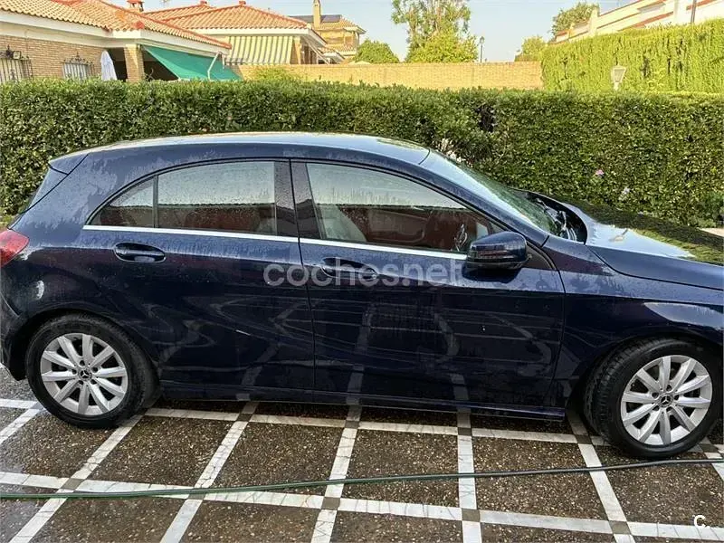 Usado Mercedes A180 109 CV (80 kW) 2018 Azul Berlina