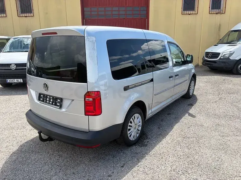 Usado VW Caddy Beach 102 CV (75 kW) 2019 Gris / plata Monovolumen