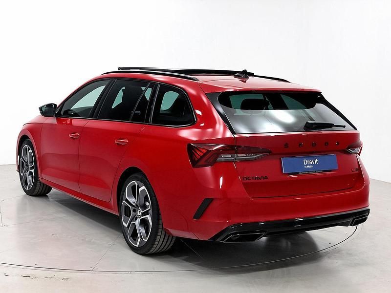 Usado Skoda Octavia RS 245 CV (180 kW) 2024 Rojo Familiar