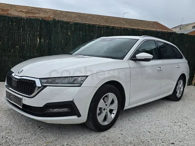 Usado Skoda Octavia Ambition 115 CV (84 kW) 2022 Blanco Familiar