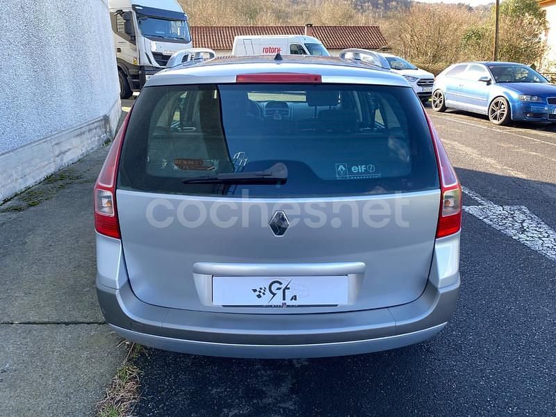 Usado Renault Mégane GrandTour Dynamique 110 CV (80 kW) 2006 Gris / plata Familiar