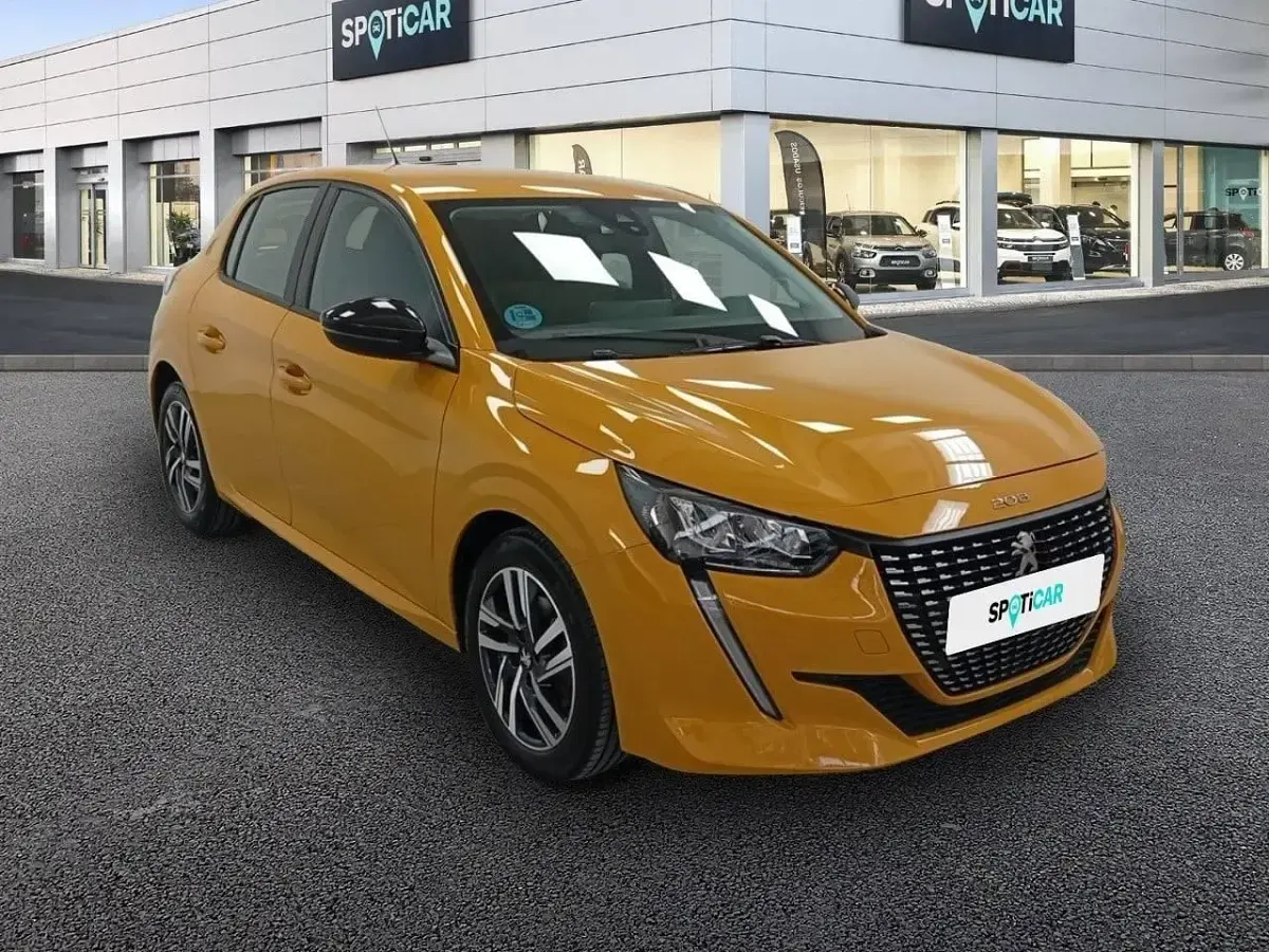 Usado Peugeot 208 Active 101 CV (74 kW) 2023 Dorado Utilitario