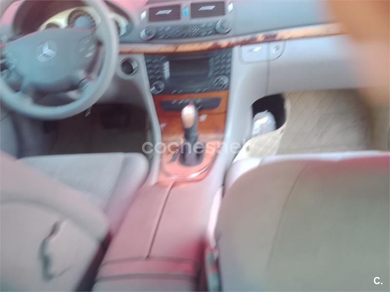 Usado Mercedes E270 Elegance 170 CV (125 kW) 2003 Azul Berlina