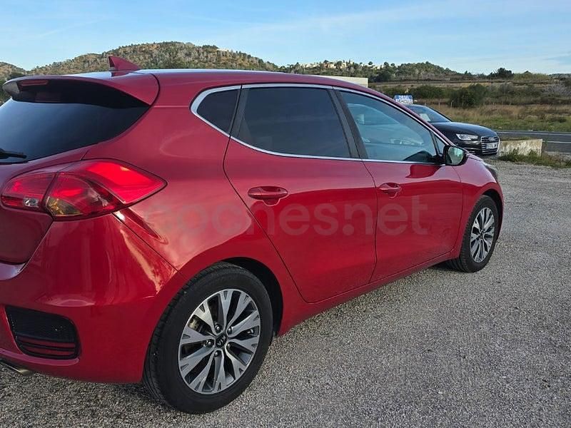 Usado Kia Ceed 100 CV (73 kW) 2017 Granate Utilitario