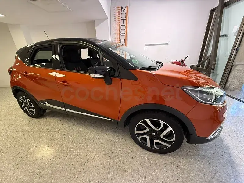 Usado Renault Captur Zen 90 CV (66 kW) 2014 Granate SUV
