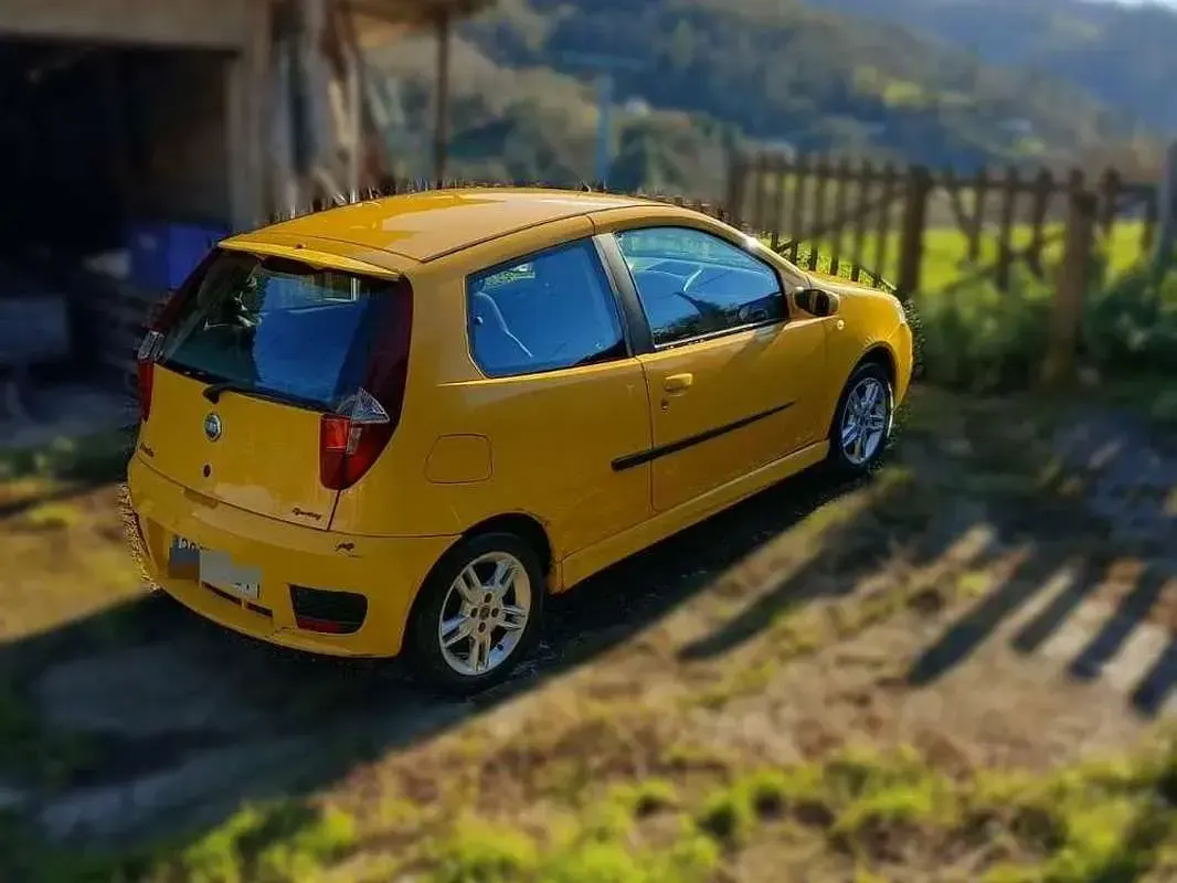 Usado Fiat Punto 95 CV (69 kW) 2003 Amarillo Utilitario