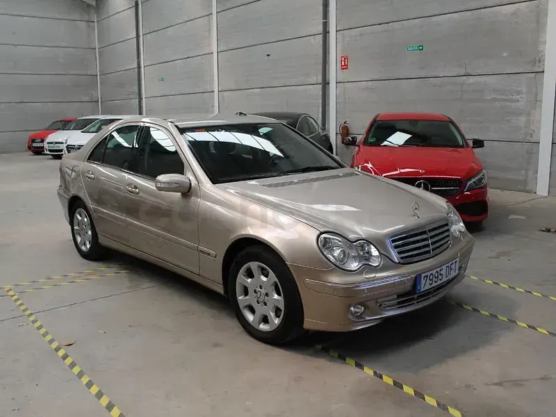 Usado Mercedes C240 Elegance 170 CV (125 kW) 2005 Beige Berlina