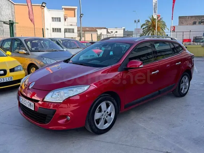 Usado Renault Mégane GrandTour Dynamique 110 CV (80 kW) 2010 Granate Familiar