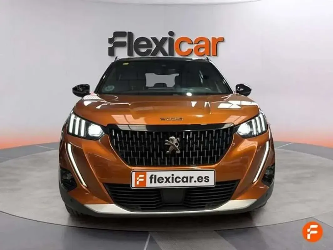 Usado Peugeot 2008 Allure 131 CV (96 kW) 2020 Naranja SUV