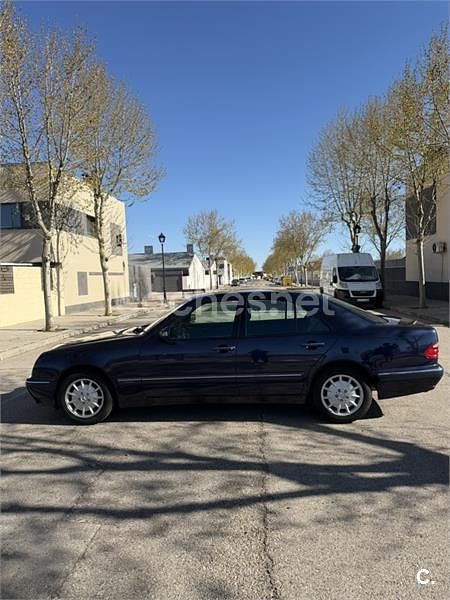 Käytetty Mercedes E200 Elegance 136 HP (100 kW) 2000 Sininen Sedan