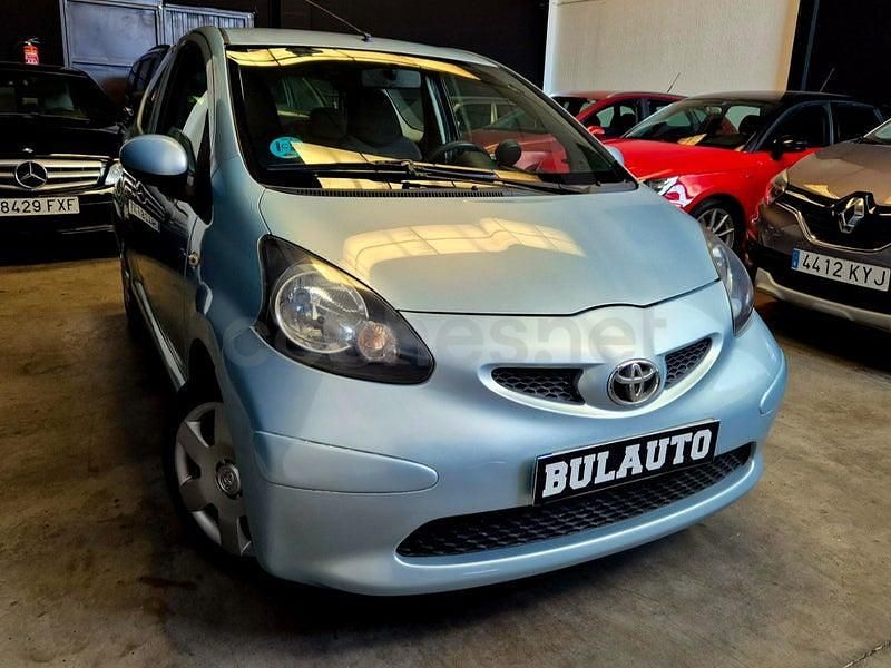 Usado Toyota Aygo 68 CV (50 kW) 2007 Gris / plata Utilitario