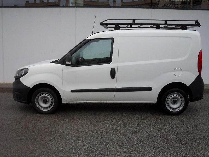 Usado Fiat Doblò 95 CV (69 kW) 2018 Blanco Monovolumen
