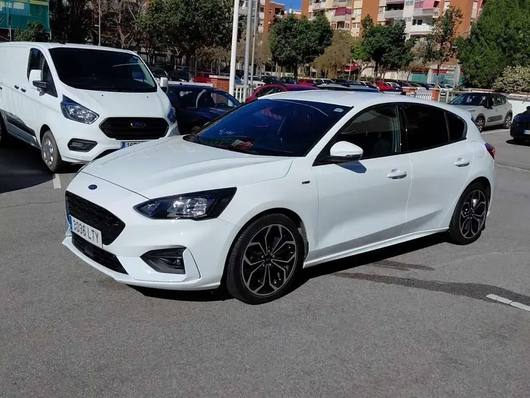 Begagnad Ford Focus ST-Line 125 HK (91 kW) 2021 Vit Halvkombi