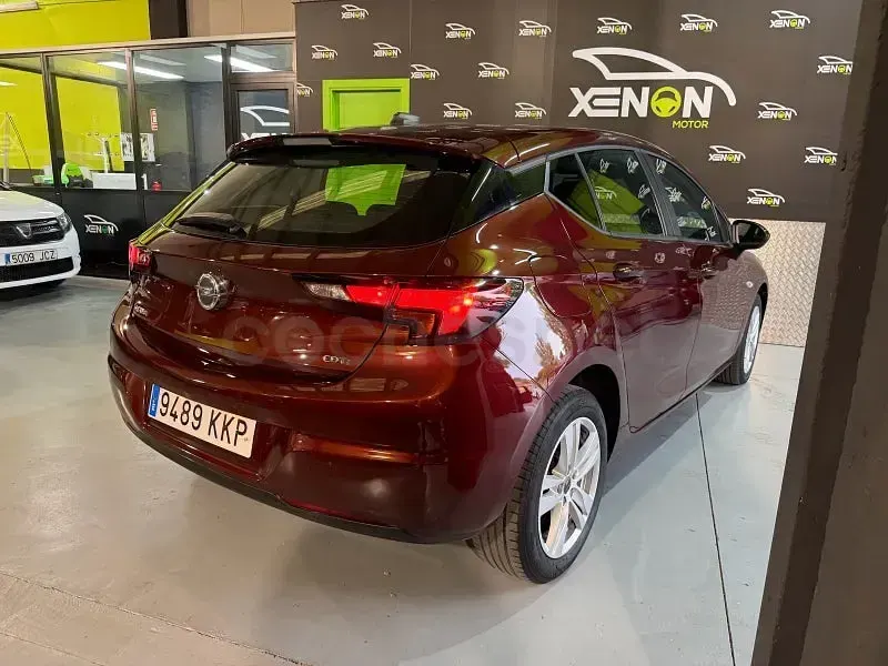 Usado Opel Astra Selective 110 CV (80 kW) 2018 Granate Berlina