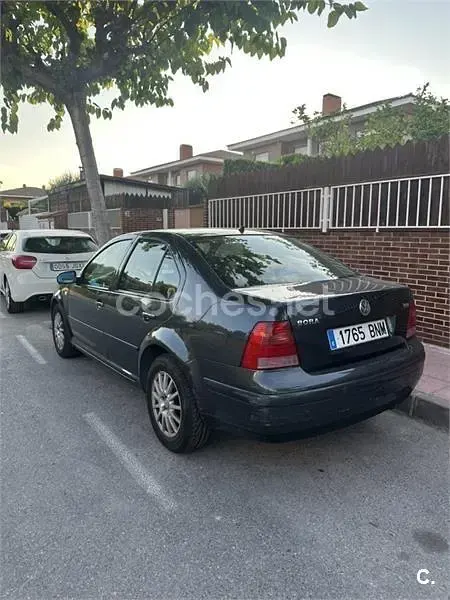 Usado VW Bora Trendline 110 CV (80 kW) 2001 Gris / plata Berlina