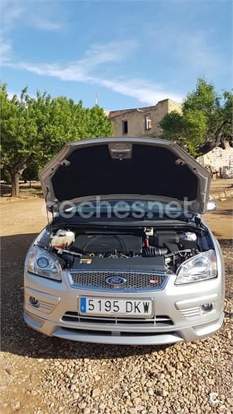 Usado Ford Focus Sport 145 CV (106 kW) 2005 Gris / plata Berlina
