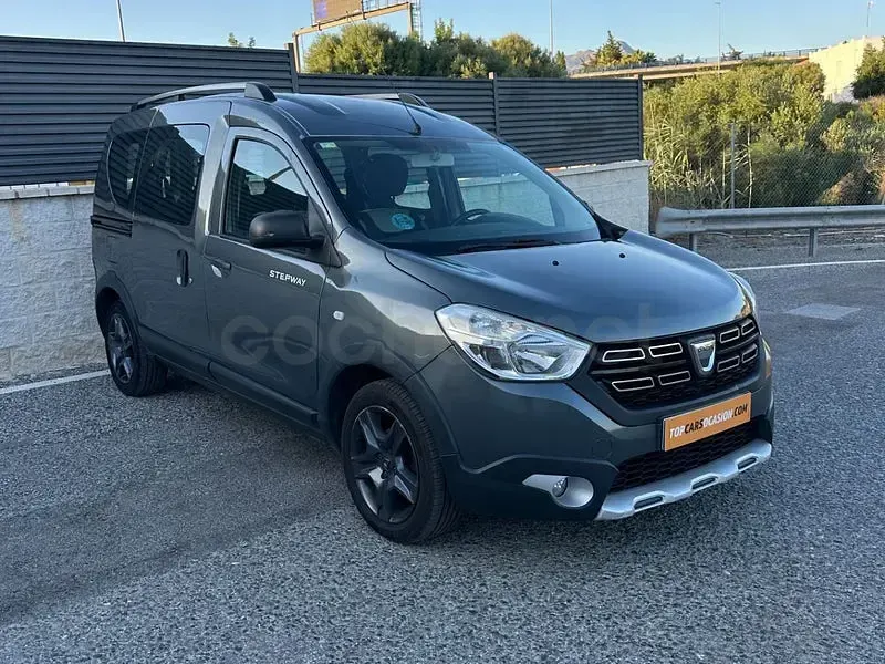 Usado Dacia Dokker Stepway 90 CV (66 kW) 2018 Gris / plata Monovolumen