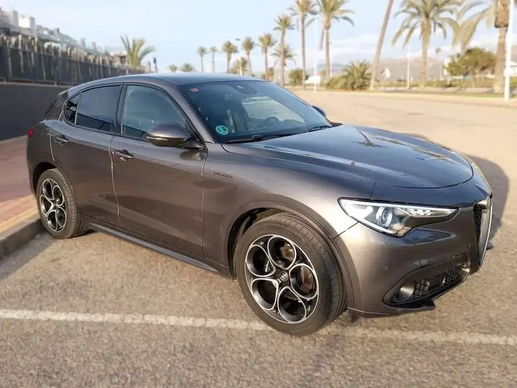 Usado Alfa Romeo Stelvio Veloce 210 CV (154 kW) 2021 Gris SUV
